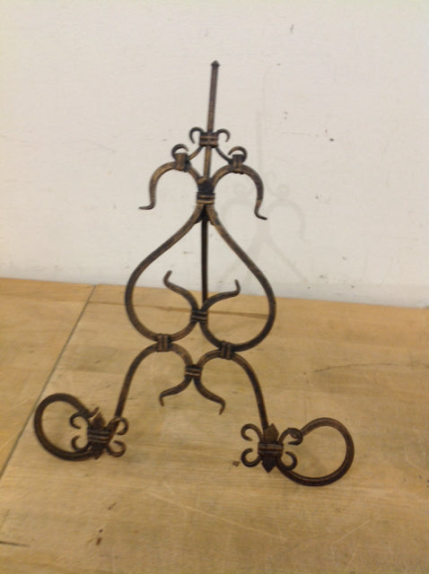 14" Metal Scroll Stand