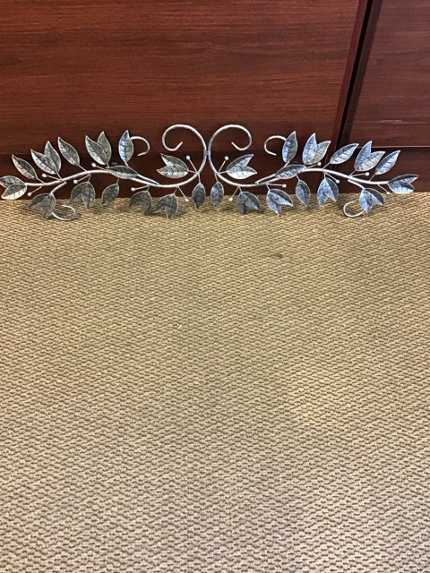46" Silver/Pewter Metal Leaf Vine Wall Decor
