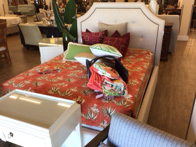 Bernhardt Queen Upholstered Bed/Nailhead Trim