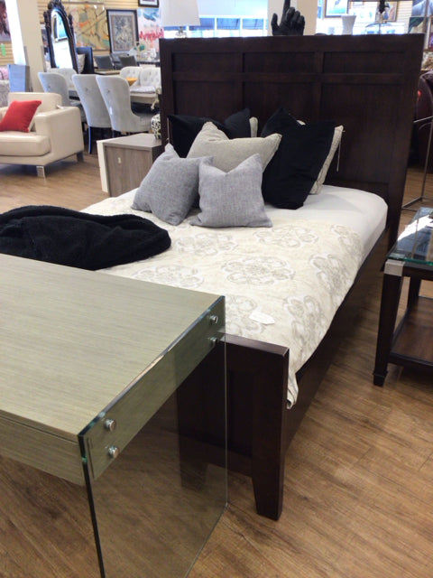 AS-IS Bassett Wood Panel Queen Bed(Chips On Siderails Both)