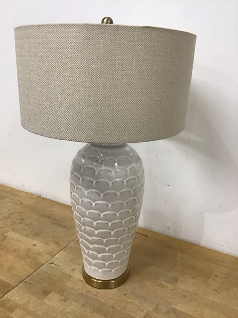 27.5" Ivory Scalloped Gold Base