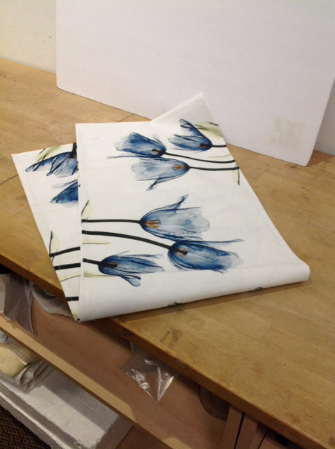 Linen Table Runner w/Flowers