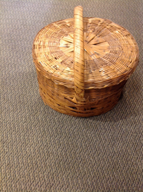 Basket- 16" Wicker W Lid