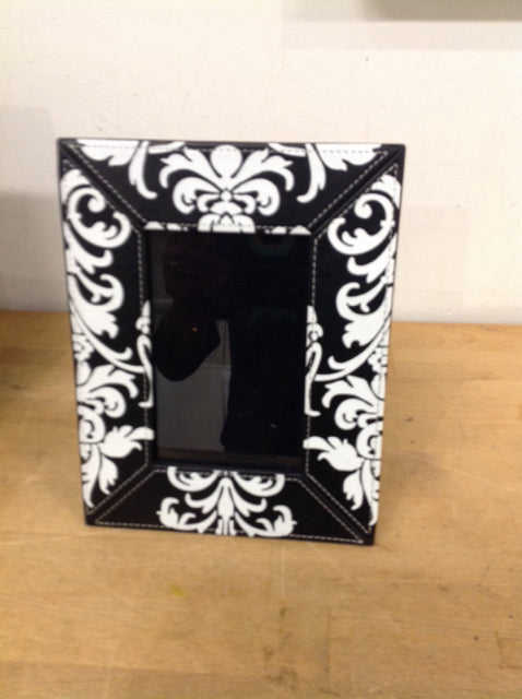 Photo Frame- 5" X 7" Black & White Photo Frame