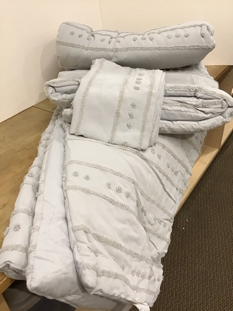 FULL/QUEEN Grey Tufted Comforter w/Shams