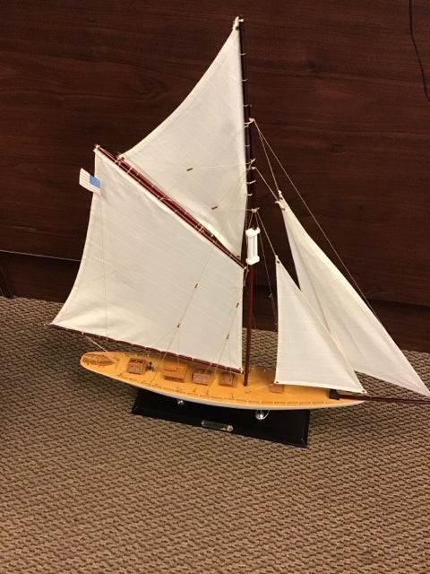 32"x33" Model Sailboat Defender