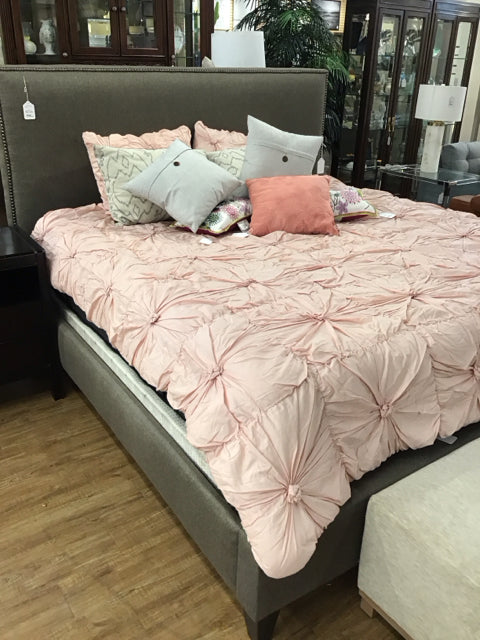 KING Upholstered w/Nailheads Bed Frame