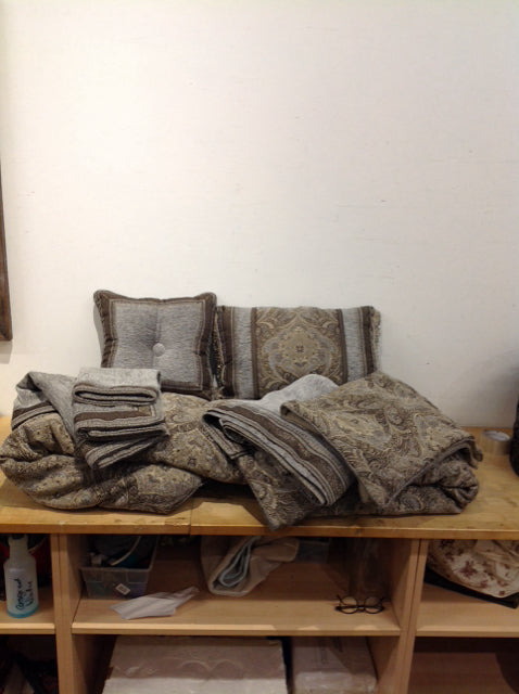 Queen 6pc Provence Comforter Ensemble by J Queen