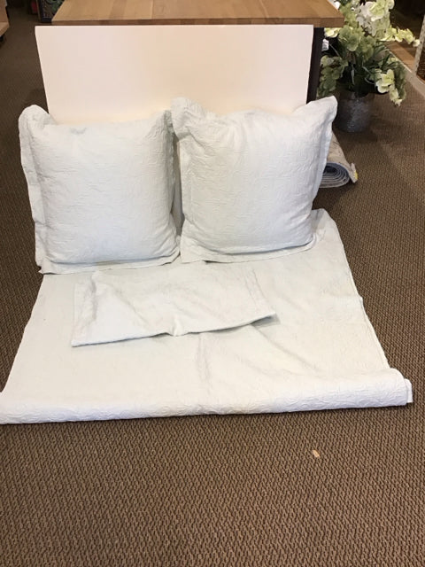 QUEEN Lt Green Bedspread w/Floral Design