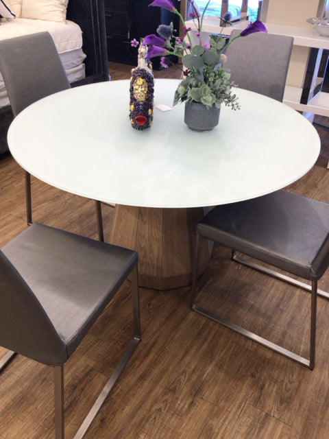 48" Robb & Stucky Memento Round Pedestal Dining Table