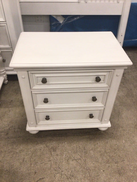 18" X 28" City Furniture Savannah Ivory Three Drawer Nightstand
