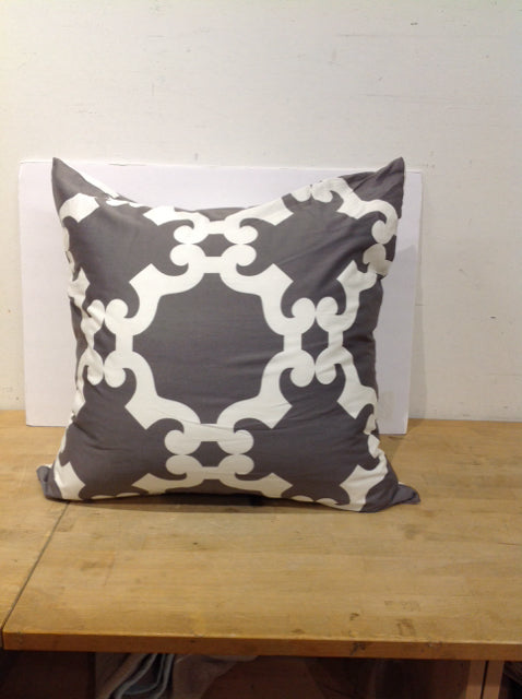 Lg White/Grey Patterned Pillow