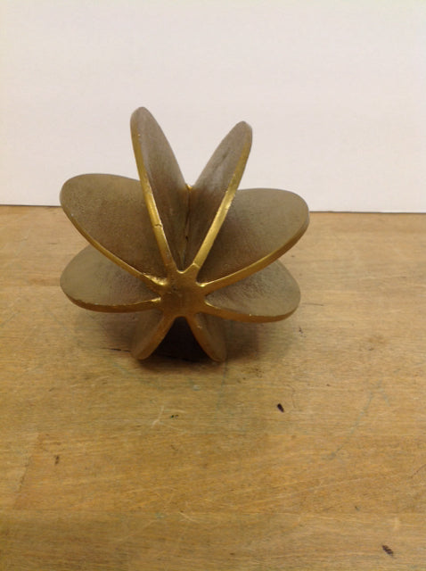 8 Pronged Round Gold Metal Table Decor