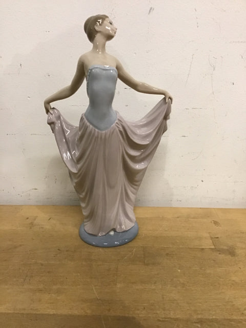 Lladro Lady In Flowing Dress