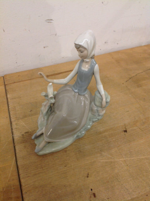 Lladro Sitting Girl W Dove