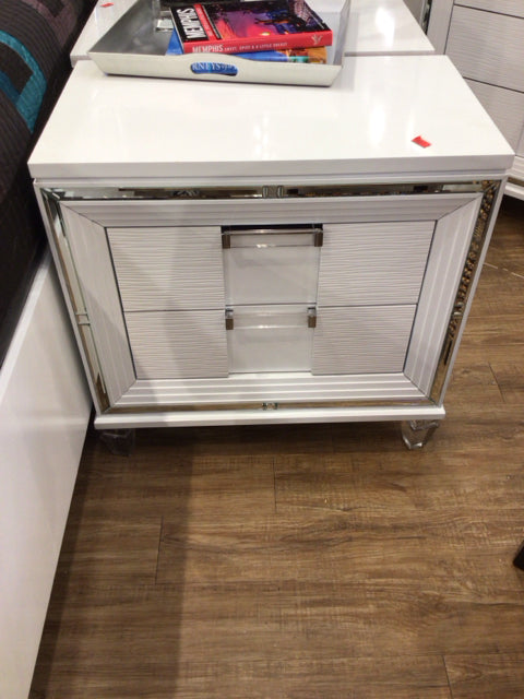 30.75" X 29.50" X 18" City Furniture Vegas White Nightstand