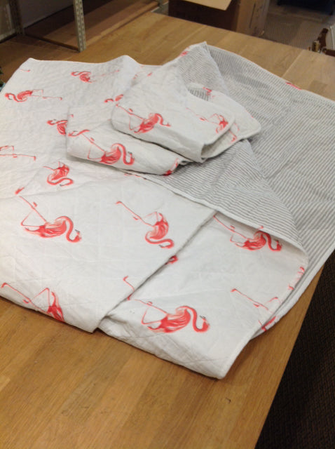 QUEEN White Quilt w/Flamingoes