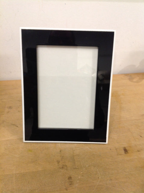 Photo Frame- 5" X 7" Black & White Photo Frame