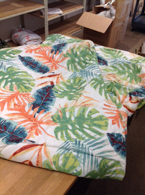KING White Comforter w/Floral Design