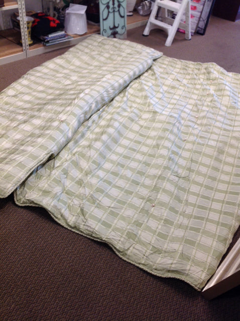 King Size Silk Like Green Duvet w/Skirt