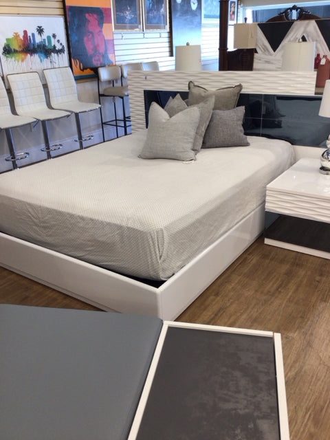 El Dorado Manhattan White Mirrored Queen Platform Bed