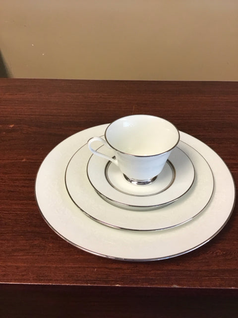 4 PPS for 8 White Echo by Oxford ++ Serving