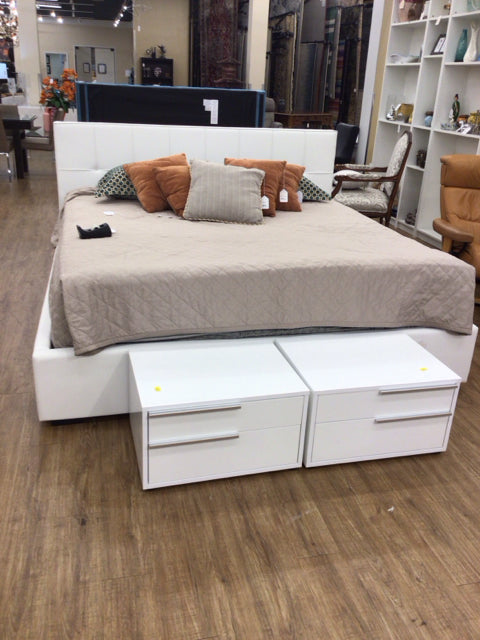 Modani Oliver White Leather King Bed