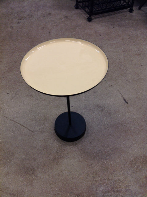 Rd Black/Enamel End Table