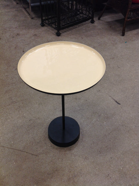 Rd Black/Enamel End Table