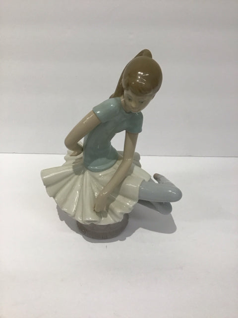 9" Lladro Sitting Ballerina
