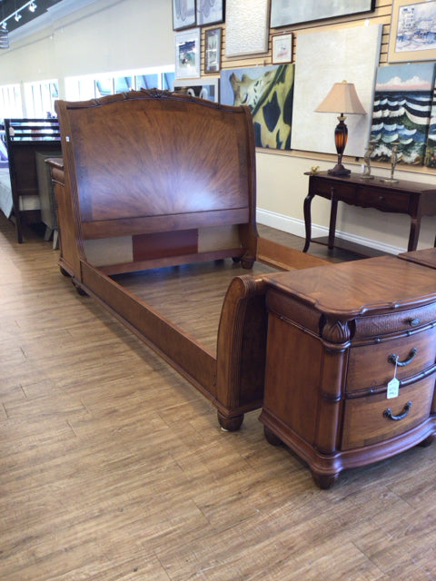 RTG Cindy Crawford Wood Queen Sleigh Bed