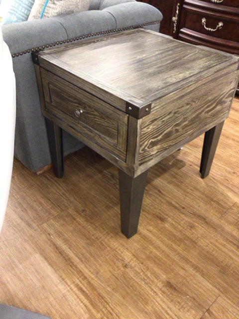 22.75" X 24.25" X 24.75" Ashley Furniture Todoe End Table