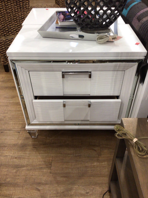 30.75" X 29.50" X 18" City Furniture Vegas White Nightstand