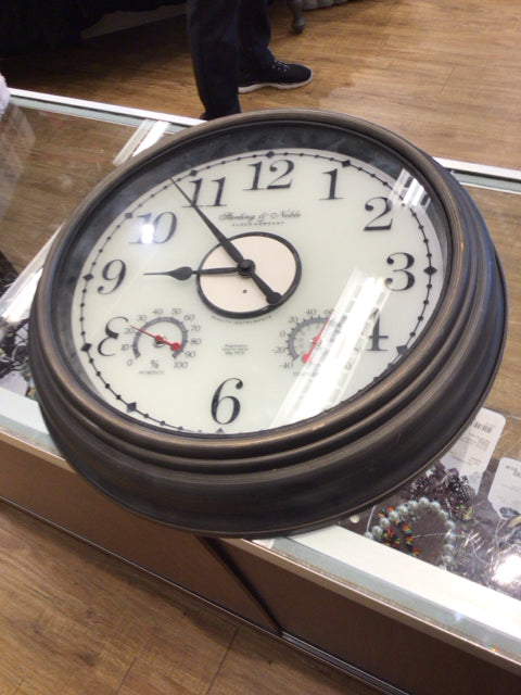 Round Battery Powered Wall Clock