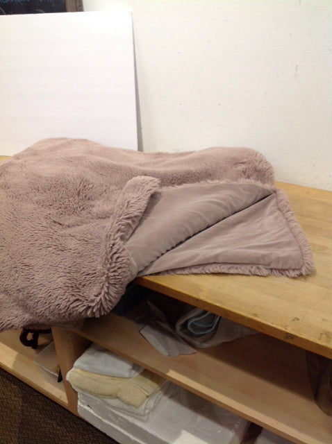Bella Luxe Mauve Shag Throw