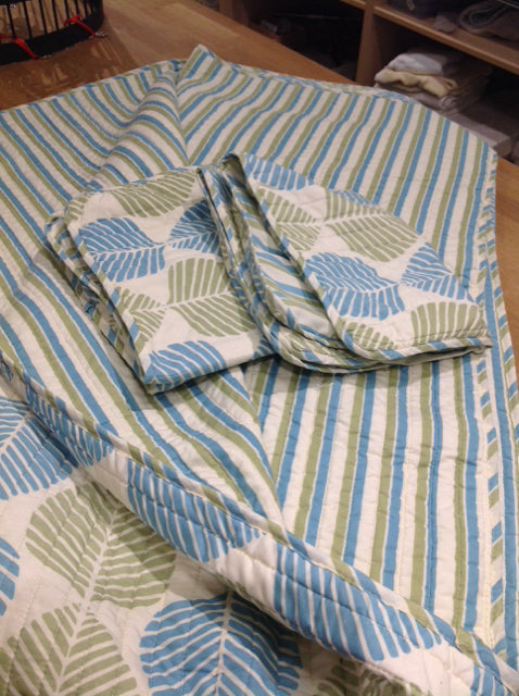 Queen Ivory/Blue/Green Leaf Quilt w/2 Shams