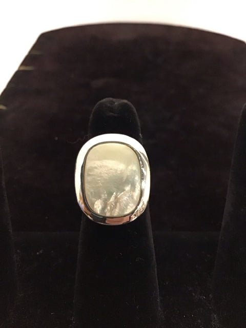 Silver Ring w/Large Mother of Pearl