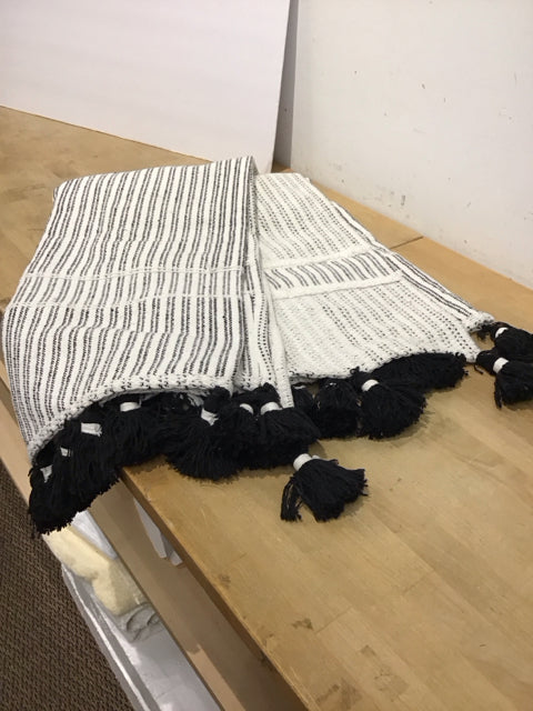 Black/White Woven Throw w/Tassels