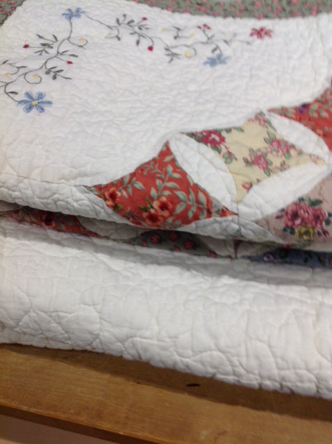 Queen - 3 Pc Floral Quilt Set