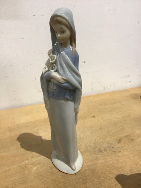 9" Girl With Calla Lilies #4650 By Lladro