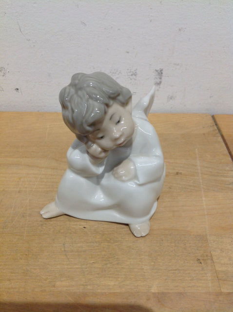 Lladro 4.5" Squatting Angel
