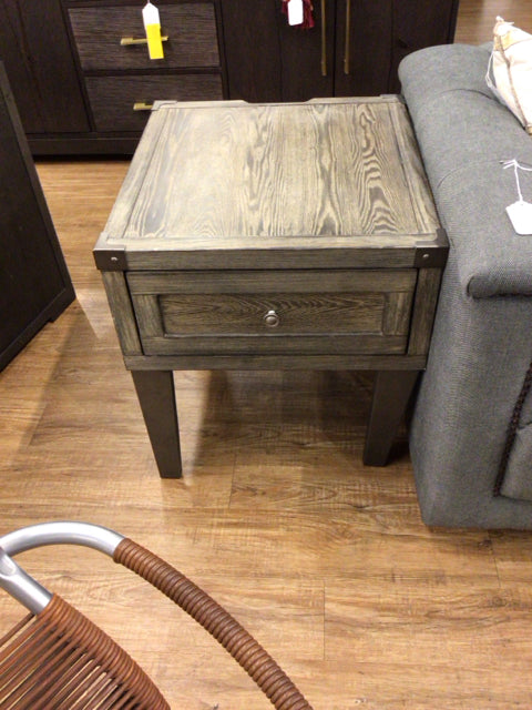 22.75" X 24.25" X 24.75" Ashley Furniture Todoe End Table
