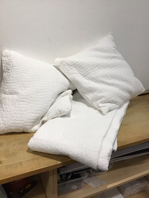 KING White Quilted Bedspread w/2 Shams