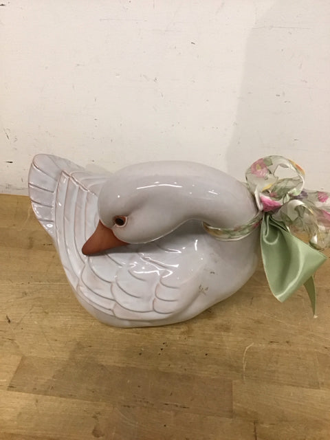 10" White Ceramic Swan