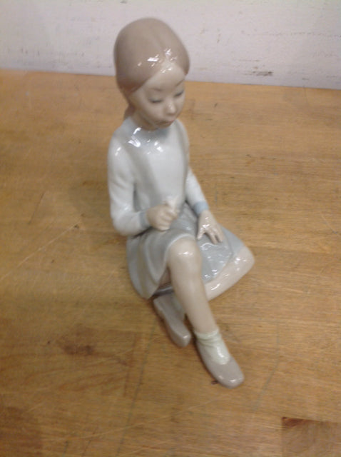 Lladro Sitting Girl W Flower