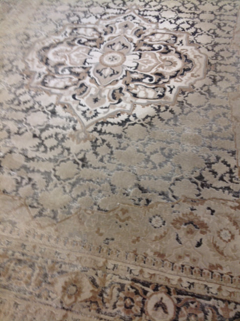 Rug- 7' X 10' Beige & Charcoal Medallion