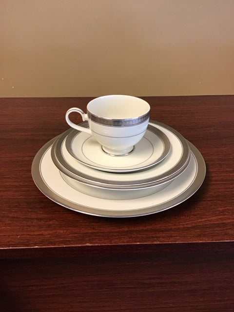 5 PPS For 12 Mikasa Palatial Platinum + Serving
