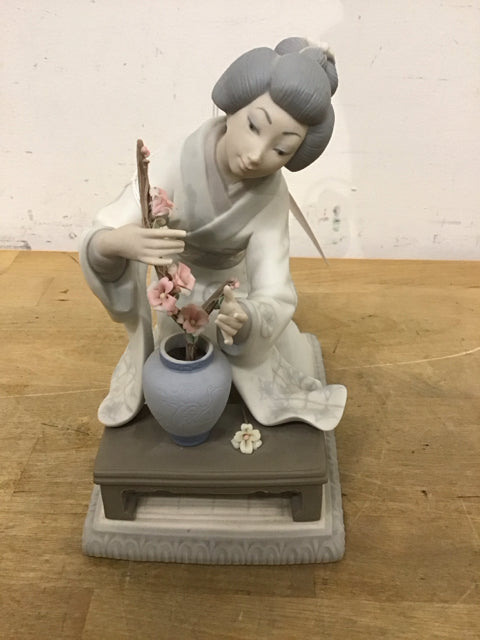 8" Lladro Oriental Girl