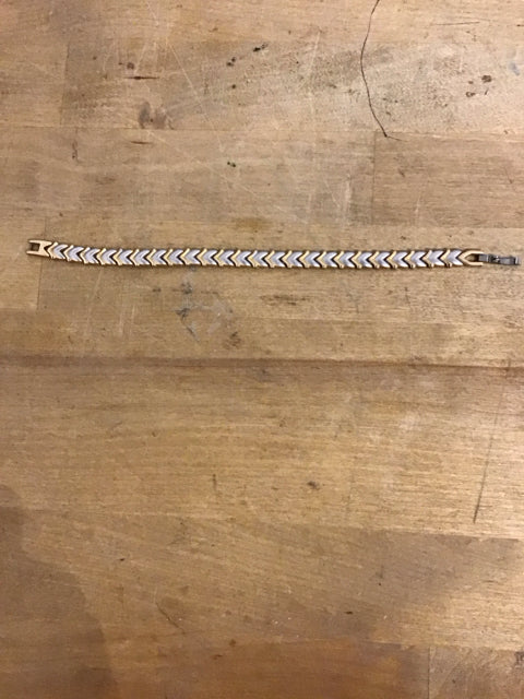 Silvertone/Goldtone Arrow Pattern Bracelet