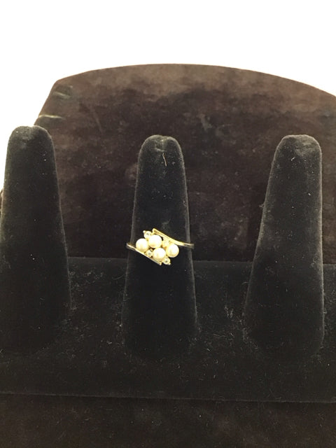 Gold Ring w/Faux Pearls